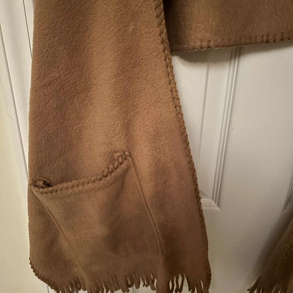 Wrap/shawl/cape w/ pockets & fringe - Picture 3 of 4